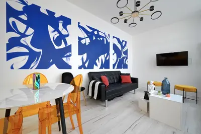 Télévision ou salle de divertissement dans l'établissement Modern Large Studio Apartment for 3
