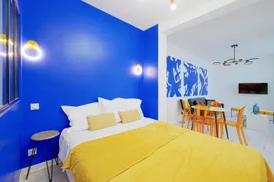 Un ou plusieurs lits dans un hébergement de l'établissement Modern Large Studio Apartment for 3