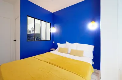 Un ou plusieurs lits dans un hébergement de l'établissement Modern Large Studio Apartment for 3