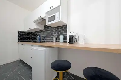 Cuisine ou kitchenette dans l'établissement Modern Large Studio Apartment for 3
