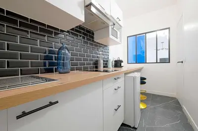Cuisine ou kitchenette dans l'établissement Modern Large Studio Apartment for 3