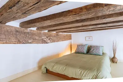 Un ou plusieurs lits dans un hébergement de l'établissement Centrally located duplex Notre Dame