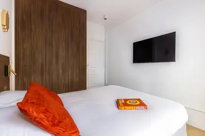 Télévision ou salle de divertissement dans l'établissement Luxurious & Central 2BD Apart for 4
