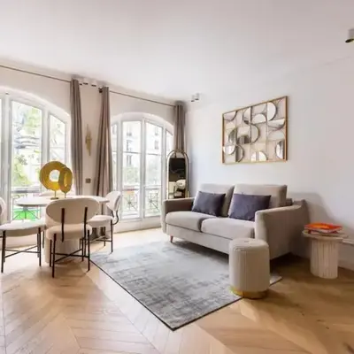 Luxurious & Central 2BD Apart for 4
