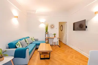 Télévision ou salle de divertissement dans l'établissement Loft à 2 pas des Champs Elysées et de la Défense!