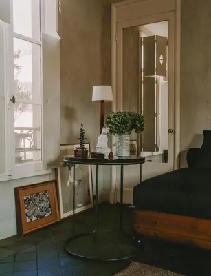 Coin salon dans l'établissement Famous parisian designer's pied-à-terre in Le Marais