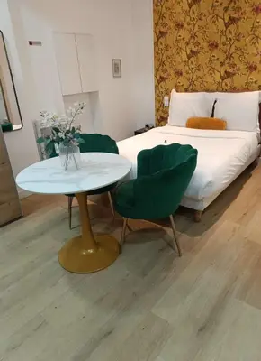 Un ou plusieurs lits dans un hébergement de l'établissement Modern Renovated studio with a touch of gilded glamour central Paris