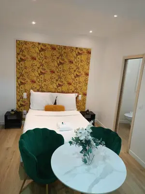 Un ou plusieurs lits dans un hébergement de l'établissement Modern Renovated studio with a touch of gilded glamour central Paris