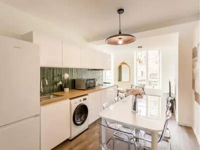 Cuisine ou kitchenette dans l'établissement Merveil - Family Suite - Marais - Fbg St Antoine