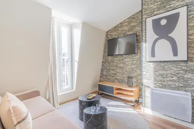 Télévision ou salle de divertissement dans l'établissement Résidence Le Belleville