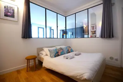 Un ou plusieurs lits dans un hébergement de l'établissement Beautiful parisian loft style in the heart of Paris