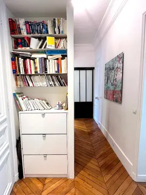 Bibliothèque dans l'appartement