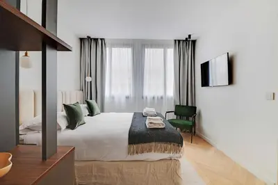Un ou plusieurs lits dans un hébergement de l'établissement Cosy apartment 2BR-6P Champs Elysées