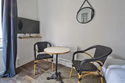 Télévision ou salle de divertissement dans l'établissement Clery 31
