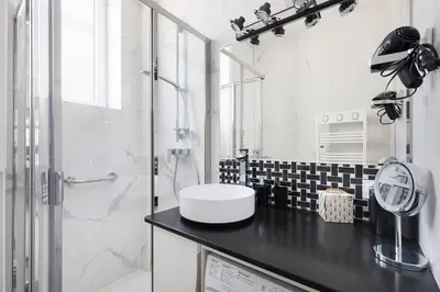 Salle de bains dans l'établissement Les Montgolfières, 2 Pièces, Porte de Versailles