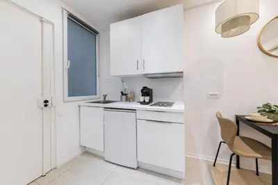 Cuisine ou kitchenette dans l'établissement Imhost 8 - Lovely studio at St Michel-Notre Dame