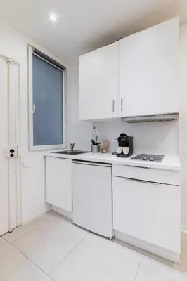 Cuisine ou kitchenette dans l'établissement Imhost 8 - Lovely studio at St Michel-Notre Dame