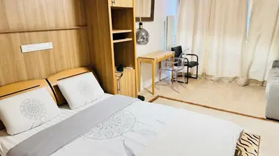 Un ou plusieurs lits dans un hébergement de l'établissement Un studio de luxe Les Champs Elysées