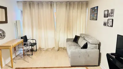 Coin salon dans l'établissement Un studio de luxe Les Champs Elysées