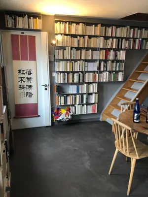 Bibliothèque dans l'appartement