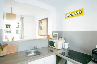 Cuisine ou kitchenette dans l'établissement Charming 1 Bedroom Marais Hideaway - FB17A