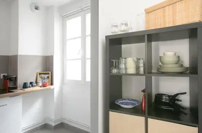 Cuisine ou kitchenette dans l'établissement Charming 1 Bedroom Marais Hideaway - FB17A