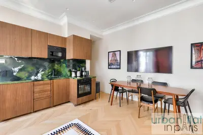 Cuisine ou kitchenette dans l'établissement 141 - Beautiful Flat Triangle d Or Champs Elysees