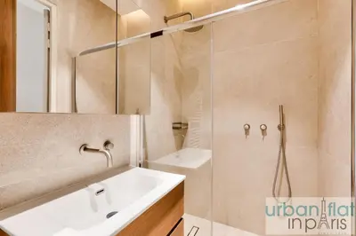 Salle de bains dans l'établissement 141 - Beautiful Flat Triangle d Or Champs Elysees