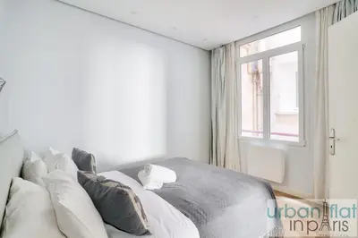 Un ou plusieurs lits dans un hébergement de l'établissement 127 - Spacious 4BR in Montorgueil