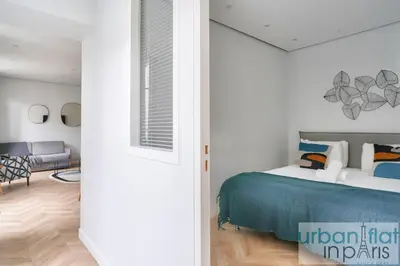 Un ou plusieurs lits dans un hébergement de l'établissement 127 - Spacious 4BR in Montorgueil