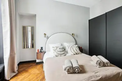 Un ou plusieurs lits dans un hébergement de l'établissement Champs Elysées luxury 3 bed room