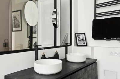 Télévision ou salle de divertissement dans l'établissement Champs Elysées luxury 3 bed room