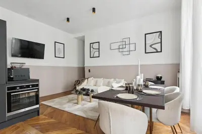Télévision ou salle de divertissement dans l'établissement Champs Elysées luxury 3 bed room