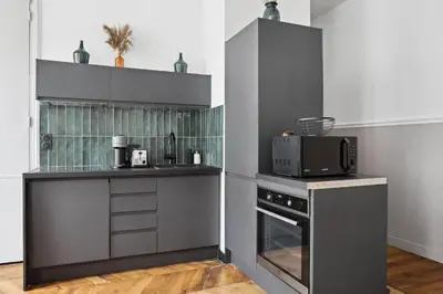 Cuisine ou kitchenette dans l'établissement Champs Elysées luxury 3 bed room