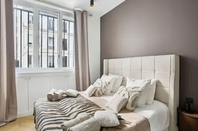 Un ou plusieurs lits dans un hébergement de l'établissement Champs Elysées luxury 3 bed room