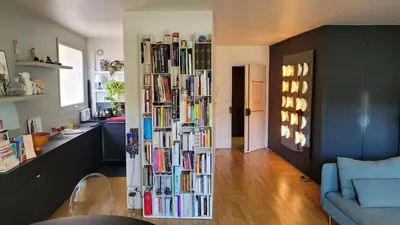 Bibliothèque dans l'appartement