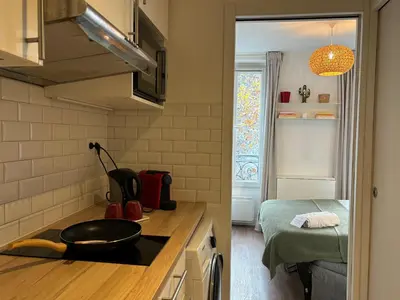 Cuisine ou kitchenette dans l'établissement Clichy studio Getaway - C70