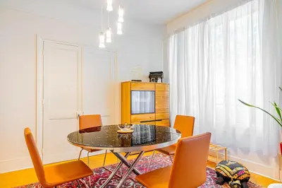 Télévision ou salle de divertissement dans l'établissement GuestReady - Luxe et confort à Paris