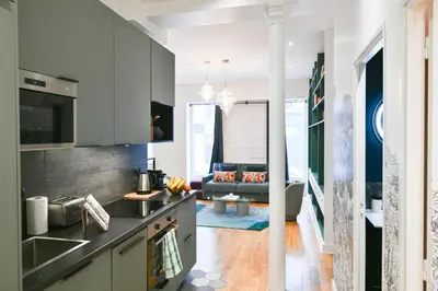 Télévision ou salle de divertissement dans l'établissement Le Marais Pl de la Bastille 3BD 3BTH for 10 guests