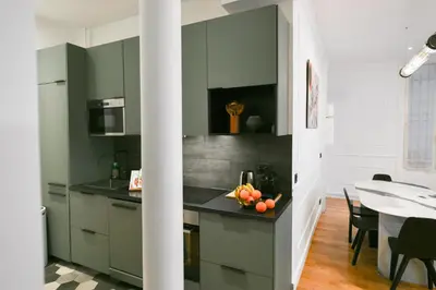 Cuisine ou kitchenette dans l'établissement Le Marais Pl de la Bastille 3BD 3BTH for 10 guests