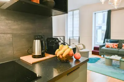 Cuisine ou kitchenette dans l'établissement Le Marais Pl de la Bastille 3BD 3BTH for 10 guests
