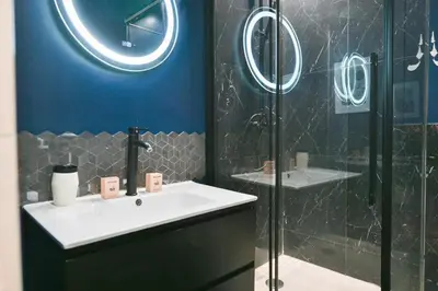 Salle de bains dans l'établissement Le Marais Pl de la Bastille 3BD 3BTH for 10 guests