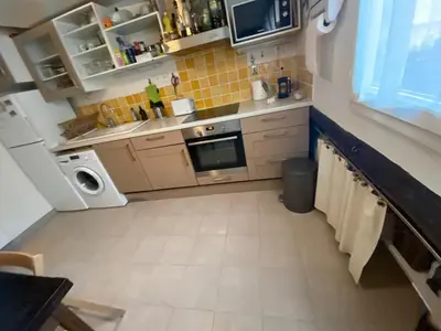 Cuisine ou kitchenette dans l'établissement Petit appartement Gare de Lyon