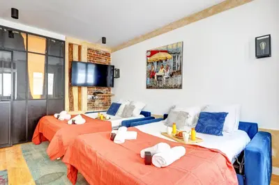 Télévision ou salle de divertissement dans l'établissement 245 Suite Mercedes - Superb apartment in Paris