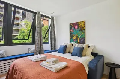 Un ou plusieurs lits dans un hébergement de l'établissement 313 Suite Lemon - Superbe Appartement à Paris