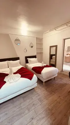 Un ou plusieurs lits dans un hébergement de l'établissement HOTEL LOUVAIN