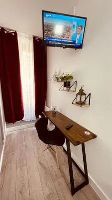 Télévision ou salle de divertissement dans l'établissement HOTEL LOUVAIN