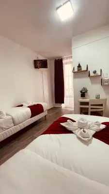 Un ou plusieurs lits dans un hébergement de l'établissement HOTEL LOUVAIN