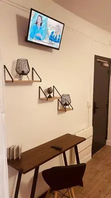 Télévision ou salle de divertissement dans l'établissement HOTEL LOUVAIN