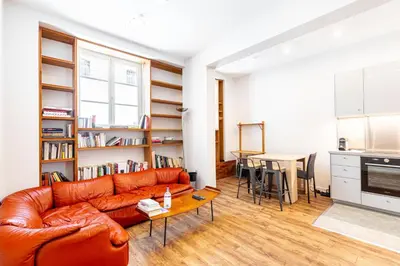 Cuisine ou kitchenette dans l'établissement GuestReady - Confort Moderne près des Invalides